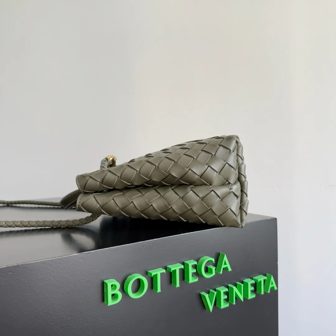 The 2023 new Andiamo batch 1860BV is shipped‼ ️Really popular🔥The new Andiamo woven handbag launched by Bottega Veneta this season is really popular all over the world! ! Celebrities at home and abroad have worn it, and Oscar-winning actress Michelle Yeoh has taken it out on the street. Song Jia, Trai Yara, Yu Feihong, Sanji Ayaka, Rosie Hunting-Whiteley, Yoshioka Riho, etc. have all picked up this bag. It is classic and versatile, showing off its temperament, and the bag capacity is also large, which is very convenient for daily commuting! ! A variety of carrying methods, the shoulder straps can be adjusted by yourself, the original lambskin feels soft and delicate, and the unisex style breaks gender boundaries and brings a more practical and longer-lasting use experience. Andiamo, which has both elegant and casual styles, perfectly interprets the true appearance of "fashionable old money style". Style number: 743568 Size: 25*22*10.5cm